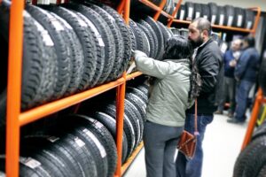 Nieve y escarcha dispara venta de neumáticos con clavos