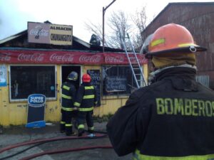 Incendio consume a conocido almacén de la población 18 de Septiembre