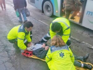 Menor de 13 años cae desde bus en movimiento