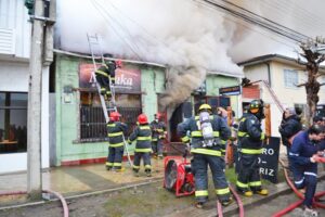 Tres hermanas fueron rescatadas  entre las llamas de dantesco incendio