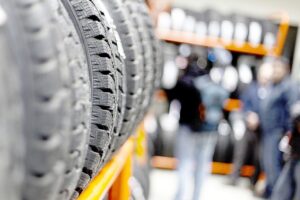 Aumentan ventas de neumáticos con clavos pese a altas temperaturas