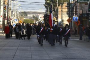 Alumnos y profesores del Industral desfilaron por aniversario Nº 74