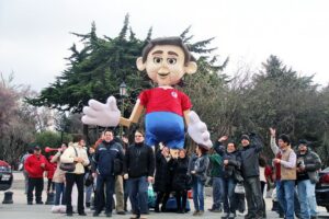 El hincha más grande de Chile vuelve a alentar a “La Roja”