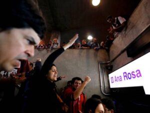 Policía dispersa a manifestantes en metro de Sao Paulo