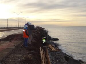 MOP realiza conservación de defensas en Avenida Costanera
