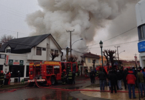 Incendio afecta a antigua vivienda con locales comerciales en Natales