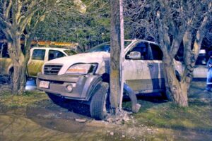 Conductora choca su móvil contra poste