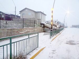 Vehículo cayó  desde altura  sobre vereda