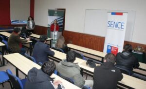 Jóvenes se capacitan en manejo de Grúa Horquilla