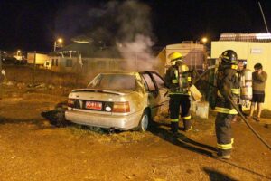 Queman 3 autos de madrugada  en Punta Arenas