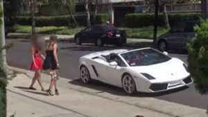 Viral: Joven en Lamborghini conquista mujeres sin hablarles