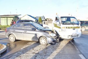 Colisión deja una lesionada y  provoca congestión vehícular