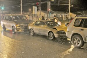 Triple colisión por alcance  deja a dos personas lesionadas