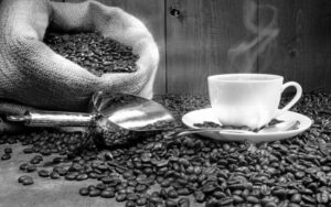 Entre cuatro y seis tazas de café diarias:  la dosis recomendada por expertos