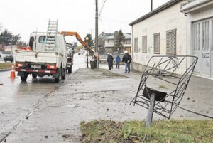 Conductor chocó su auto contra poste y se dio a la fuga