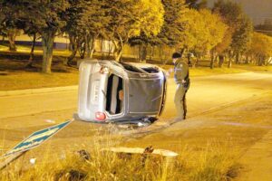 Carabinero lesionado al volcar vehículo en Avenida España