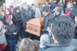 Emotivo y multitudinario adiós a comerciante fallecido