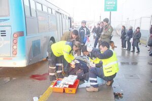 Mujer con fractura grave tras caer de bus Movigas