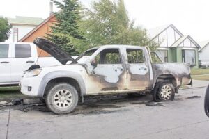 Presentaron acusación contra jóvenes que incendiaron vehículo