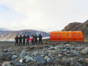 Ejército de Chile instaló dos refugios en ruta de aproximación  a Campos de Hielo Sur