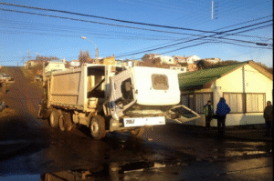 Colisión entre camión recolector de basura y vehículo menor deja un lesionado