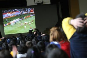 Escolares y trabajadores podrán ver los partidos de Chile