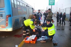 Mujer es atropellada al caer de bus de la empresa Movigas