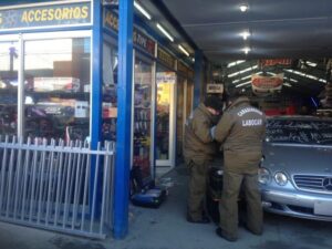 Desconocidos robaron en local de venta de accesorios y autos en Zona Franca
