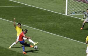 Chille y Brasil se van a medio tiempo empatando a 1