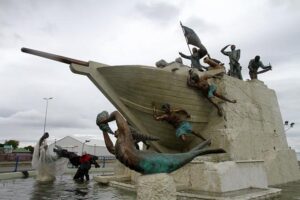 Encuentran a sujeto fallecido a un costado del monumento a la Goleta Ancud