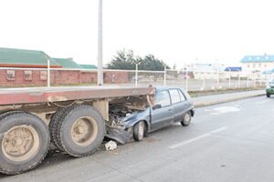 Conductora salva tras chocar rampa