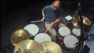 Baterista atrapa un frisbee en plena presentación