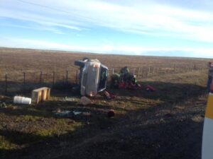 Dos lesionados por volcamiento de camioneta en km 30 de la Ruta 9 Norte