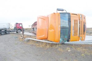 Espectacular volcamiento de camión  que transportaba 8 vehículos cero km