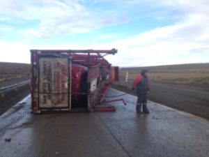 Un lesionado por volcamiento de camión en ruta Ch-255
