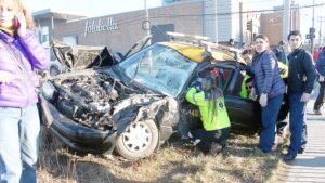 Pasajera de taxi chocado  por camión permanece hospitalizada