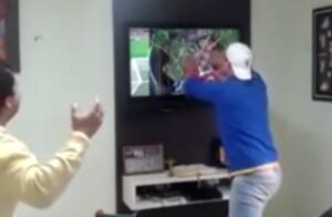 Viral: Hincha brasileño rompe su televisor durante los penales del partido contra Chile