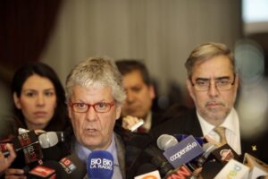 Gobierno apoya gestión de Eyzaguirre pese a desaprobación