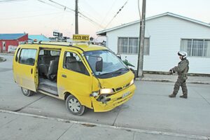 Inician investigación por caso de bus escolar que chocó dos autos