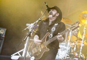 Hombre sufre lesión cerebral por cabecear en concierto de Motörhead