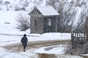 Vecinos reclaman por acumulación  de nieve en calles y veredas