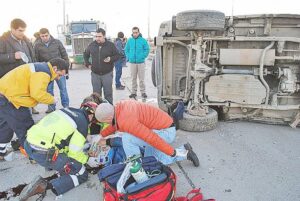 Sedado y conectado a ventilación mecánica permanece accidentado en volcamiento