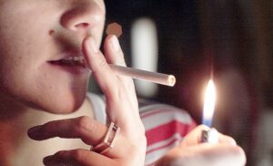 Modificación a Ley de Tabaco limitará fumar en autos y plazas