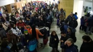 Aeropuerto colapsado por gran cantidad de pasajeros