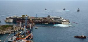El “Costa Concordia” vuelve a flotar a dos años y medio de la tragedia