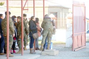 Emotivos reencuentros de familiares y conscriptos que hoy realizan Juramento a la Bandera
