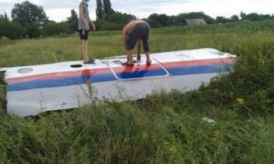 Avión de pasajeros malasio se estrella cerca de la zona de conflicto de Ucrania y Rusia sin dejar sobrevivientes