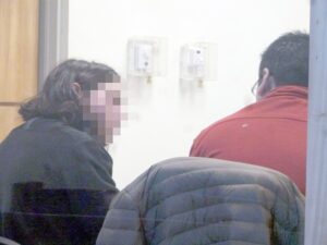 Detenido por arrojar a su madre  de 66 años por escaleras de segundo piso