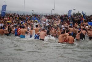 Más de 1500 valientes se atrevieron con el tradicional chapuzón en el Estrecho de Magallanes