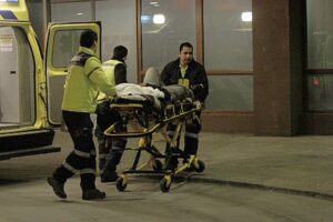 Un lesionado con arma cortante y dos detenidas por daños